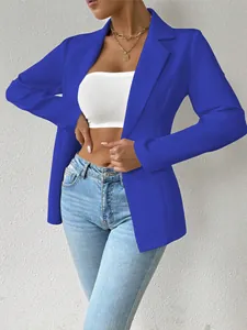 Detailweergave van een koningsblauwe blazer met lange mouwen op een model met top