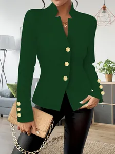 Detail eines eleganten dunkelgrünen Langarm-Blazers mit geprägten Goldknöpfen und Passform.
