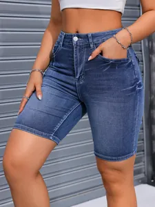 Vue détaillée d'un short de cyclisme en jean extensible et ajusté à la taille haute.