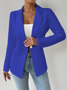 Close-up van de felblauwe blazer met lange mouwen en gouden knoop