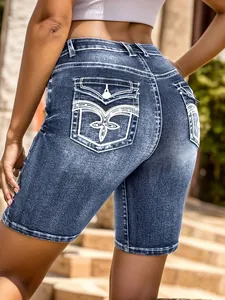 Vista posteriore dettagliata di bermuda in denim blu da donna con tasche ricamate