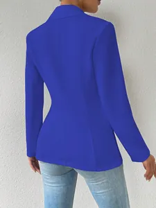 Gedetailleerd achteraanzicht van een koningsblauwe getailleerde blazer met mouwen