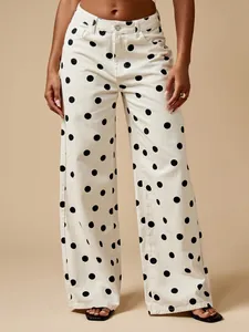 Vorderansicht der weißen weiten Denim-Hose mit klassischem schwarzem Polka-Dot-Muster