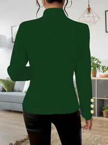 Rückansicht eines eleganten dunkelgrünen Damen-Blazers mit Goldknöpfen an Ärmeln.
