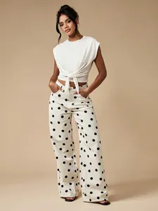 Modische Jeans mit Polka-Dot-Print und weitem Bein, kombiniert mit weißem Knotentop