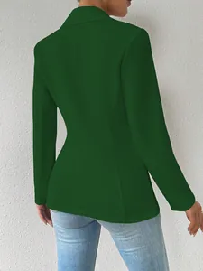 Achteraanzicht van een donkergroene slim-fit blazer voor dames, getailleerd model