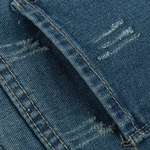 Macrodetail van versleten blauwe denimstof met versterkte dubbele stikselaccenten