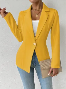 Elegante gele getailleerde damesblazer met lange mouwen en een enkel gouden knoopdetail