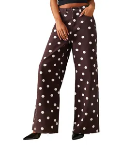 Detailansicht der braunen Damen-Polka-Dot-Jeans mit weitem Bein und mittlerer Taille