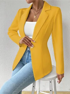 Elegante gele blazer voor dames met lange mouwen en een chic gouden knoopdetail