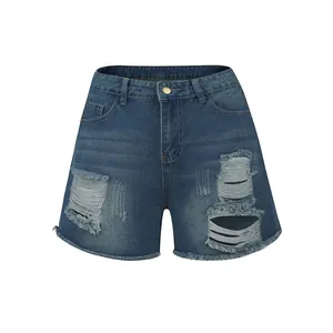 Detailweergave van blauwe spijkershorts met hoge taille en rafelige zomen en scheuren