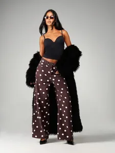 Damen-Jeanshose mit weitem Bein und Punkten, kombiniert mit einem schwarzen Kunstpelzmantel