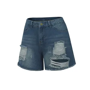 Detailopname van high-waist denim shorts met gaten, franjes en gewassen textuur