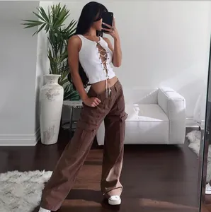 Vue détaillée du pantalon cargo marron pour femme avec jambes larges et poches