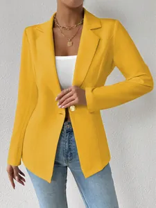 Gedetailleerd overzicht van een elegante mosterdgele blazer met lange mouwen voor dames