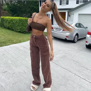 Pantalon cargo marron élégant pour femme avec poches multiples et coupe décontractée.
