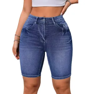 Short en jean bleu élastique et ajusté pour femmes avec des détails de broderie élégants