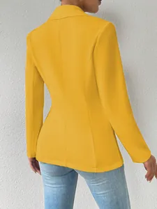 Achteraanzicht van een modieuze, getailleerde gele blazer voor dames