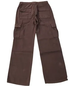 Vue arrière détaillée du pantalon cargo marron à jambes larges avec poches à rabat fonctionnelles
