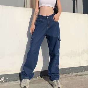 Gros plan d'un jean cargo en denim bleu foncé à jambe large.