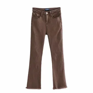 Vue détaillée d'un jean flare marron rétro à taille haute avec un ourlet effiloché