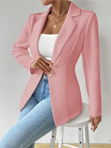 Gedetailleerd overzicht van een roze getailleerde blazer met lange mouwen en gouden knoopsluiting