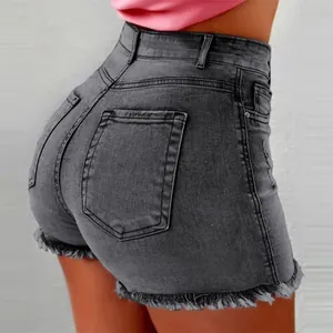 Gedetailleerd achteraanzicht van grijze denim shorts met hoge taille en rafelige zoom