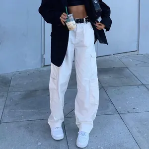 Vue complète du pantalon cargo blanc à taille haute et jambe large pour femmes