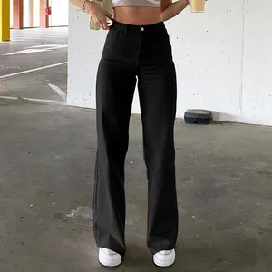 Detalle de vaqueros negros de cintura alta y pierna ancha para un estilo casual chic