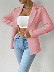 Detailopname van een stijlvolle roze blazer met lange mouwen, wit topje en jeans