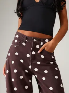Detailansicht der braun gepunkteten Damen-Jeans mit Fokus auf Taille und die vorderen Taschen.
