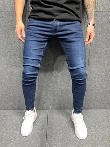Detailansicht der dunkelblauen Herren-Stretch-Skinny-Jeans für einen modernen urbanen Look.