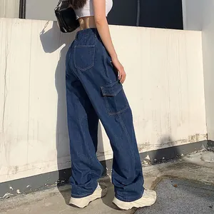 Détail de profil d'un pantalon cargo en jean bleu foncé ample pour femme avec poches