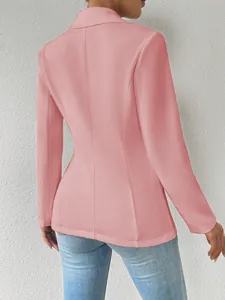 Gedetailleerd achteraanzicht van een roze slim-fit damesblazer met lange mouwen.