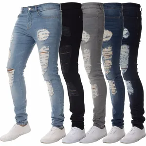 Dettaglio di jeans skinny strappati da uomo in cinque diversi lavaggi denim