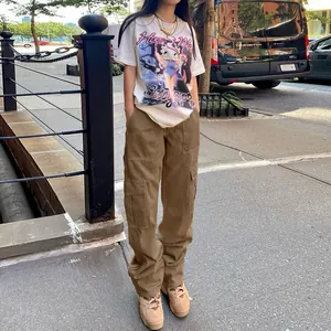 Pantalon cargo kaki à taille haute avec plusieurs poches, coupe ample style urbain.
