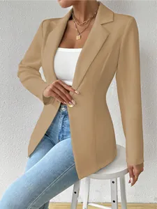 Close-up van een stijlvolle damesblazer in kaki met lange mouwen en een gouden knoop