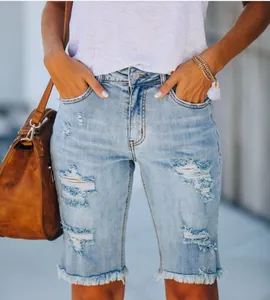 Vue détaillée d'un short en jean pour femme avec trous en étoile et bord frangé