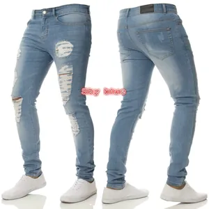 Dettaglio dei jeans da uomo azzurro slim fit con strappi e trama del tessuto