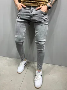 Detailansicht der grauen Skinny-Fit-Herrenjeans aus dehnbarem Denim-Stoff mit Textur