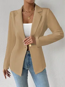 Detail van een stijlvolle beige damesblazer met een enkele gouden knoop en revers