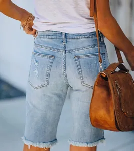 Vue détaillée d'un short en jean clair avec poche usée et ourlet effiloché