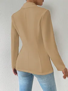 Achteraanzicht van een slim-fit kaki damesblazer met een elegant silhouet en naden