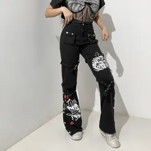 Detail van zwarte streetwear denim broek met punk prints en metalen gesp bandjes