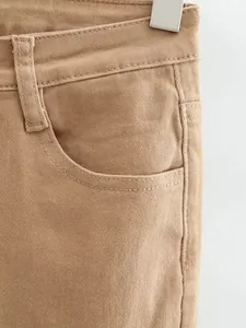 Gros plan de haute qualité sur un jean en denim kaki avec détails de poche et coutures