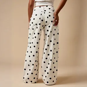 Weiße weit geschnittene Jeans mit schwarzen Punkten für Damen im lässigen Design.