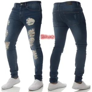 Vista dettagliata dei jeans skinny blu strappati da uomo che mostrano fronte e retro