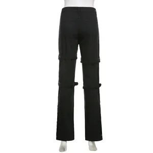 Achteraanzicht van een stoere zwarte denim broek in streetstyle met metalen gespbanden