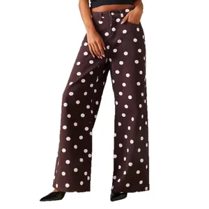 Stylische braune Damen-Jeans mit weitem Bein und weißen Punkten in lockerer Passform