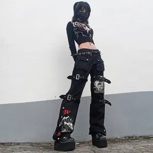 Detail van zwarte streetwear cargo broek met metalen gespen en grafische prints